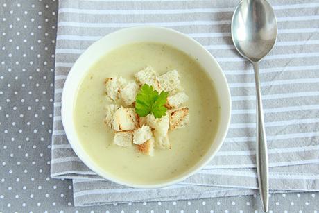 Zucchetticremesuppe mit Brotwürfeln