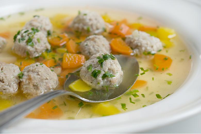 Gemüsesuppe mit Fleischbällchen