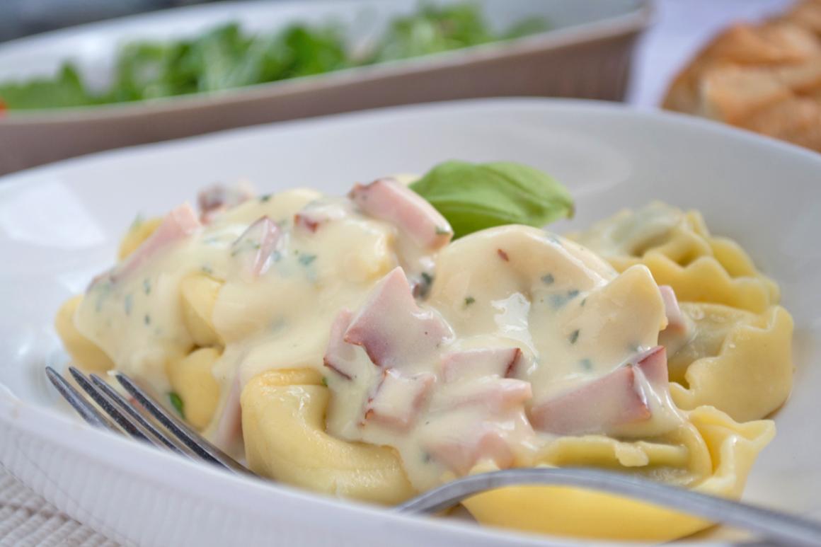 Tortelloni in Schinken-Rahmsauce