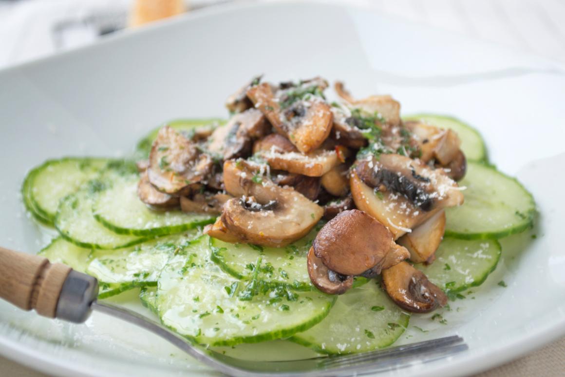 Gurkensalat mit Champignons