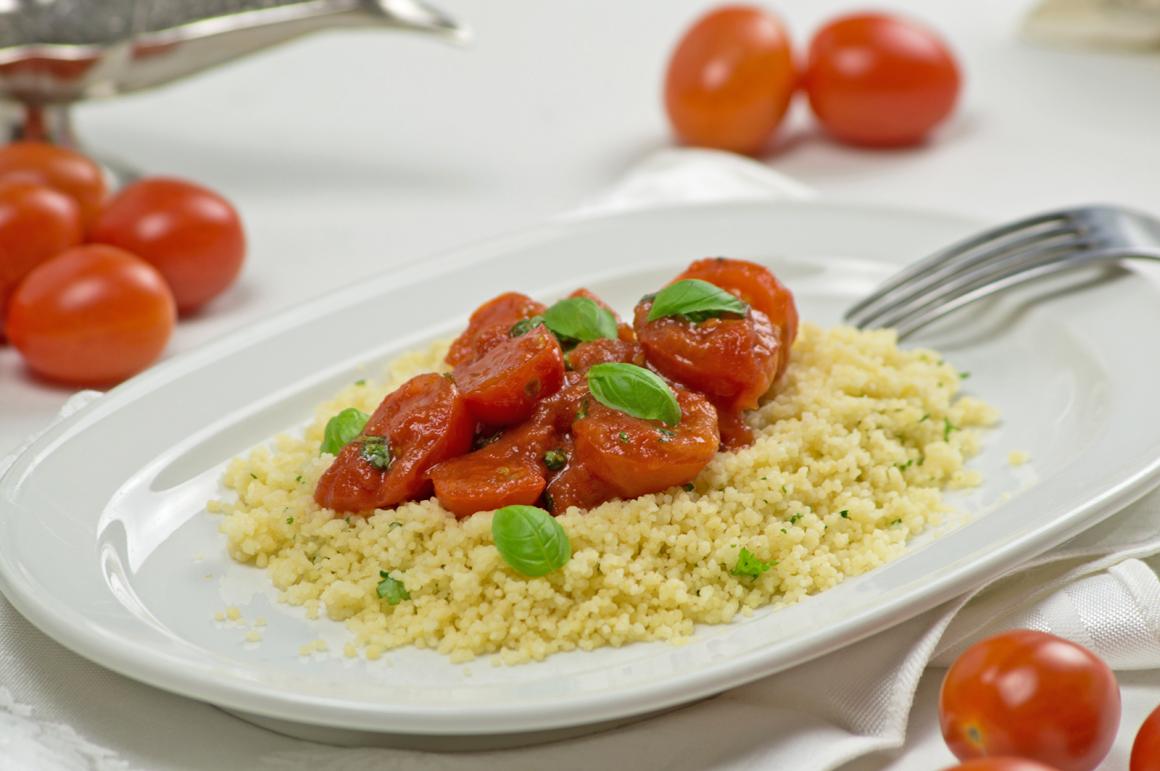 Gedämpfte Tomaten an Couscous