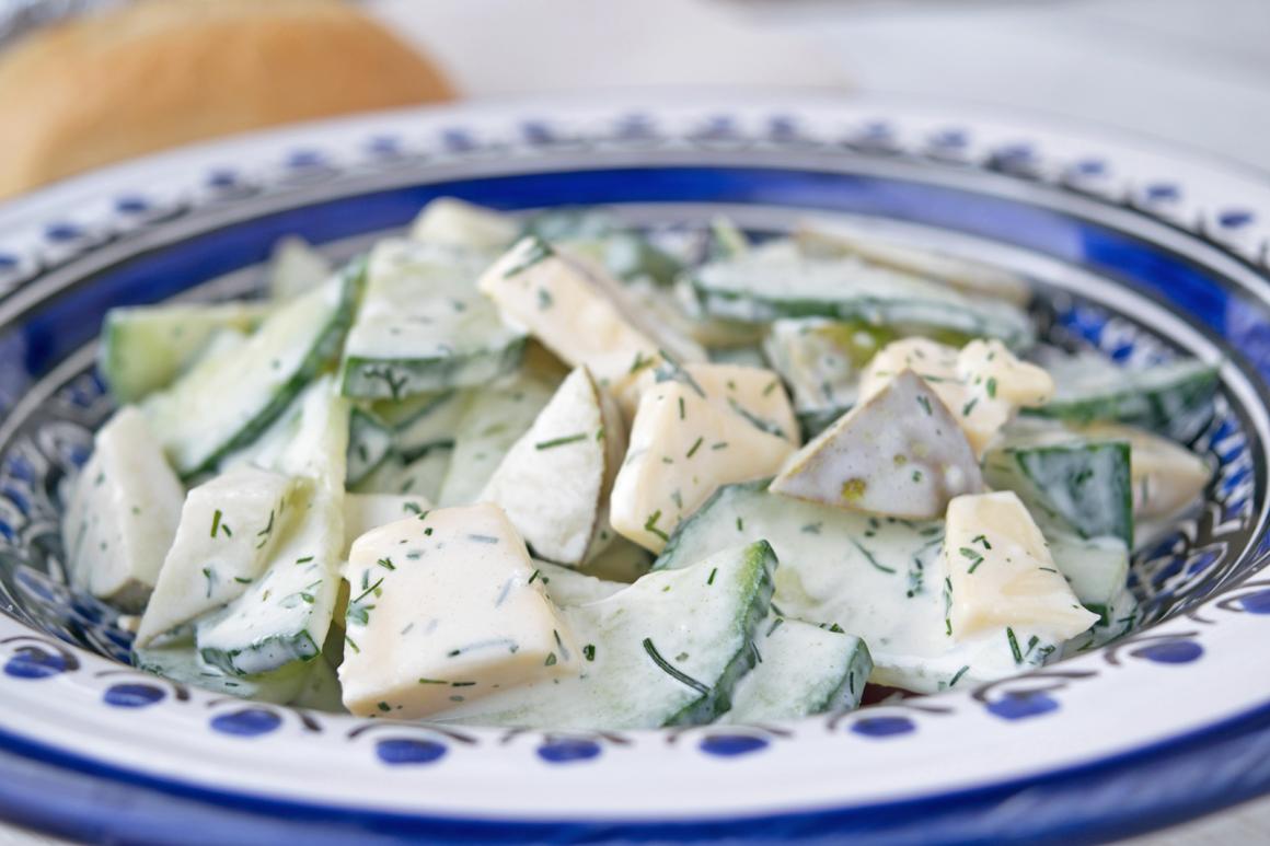 Roher Käse-Radieschen-Gurken-Salat