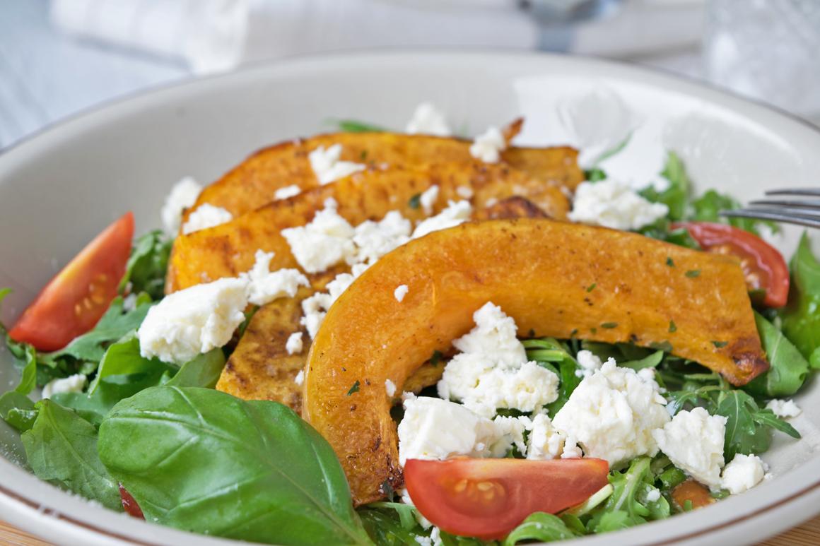 Rucola-Salat mit Kürbisspalten