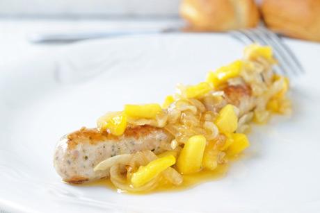 Bratwurst im Zwiebel-Aprikosen-Mantel