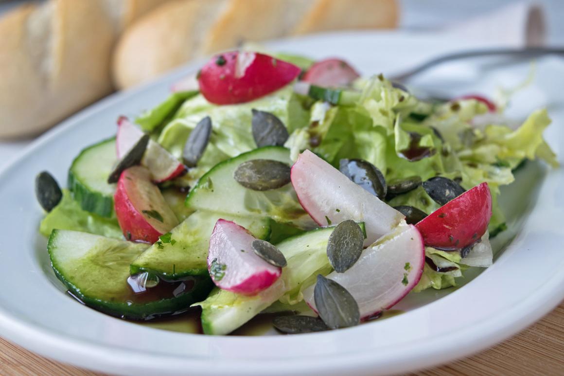 Frischer Gurkensalat mit Radieschen