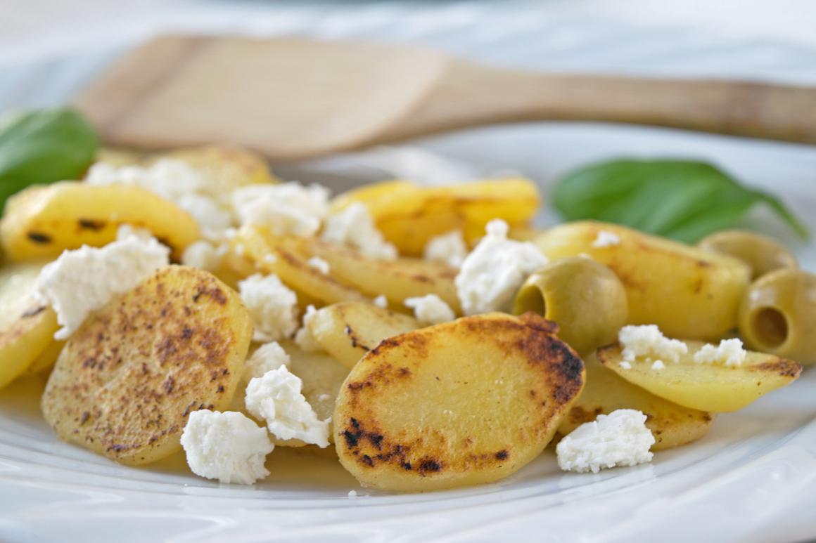 Bratkartoffeln an Fetawürfeln