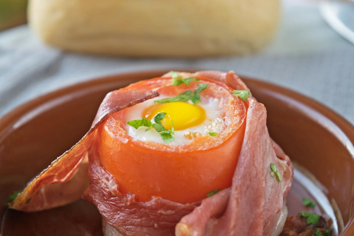 Gefüllte und eingewickelte Tomaten
