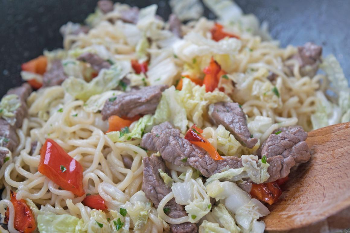 Nudelgericht mit gebratenem Rindfleisch und Peperoni