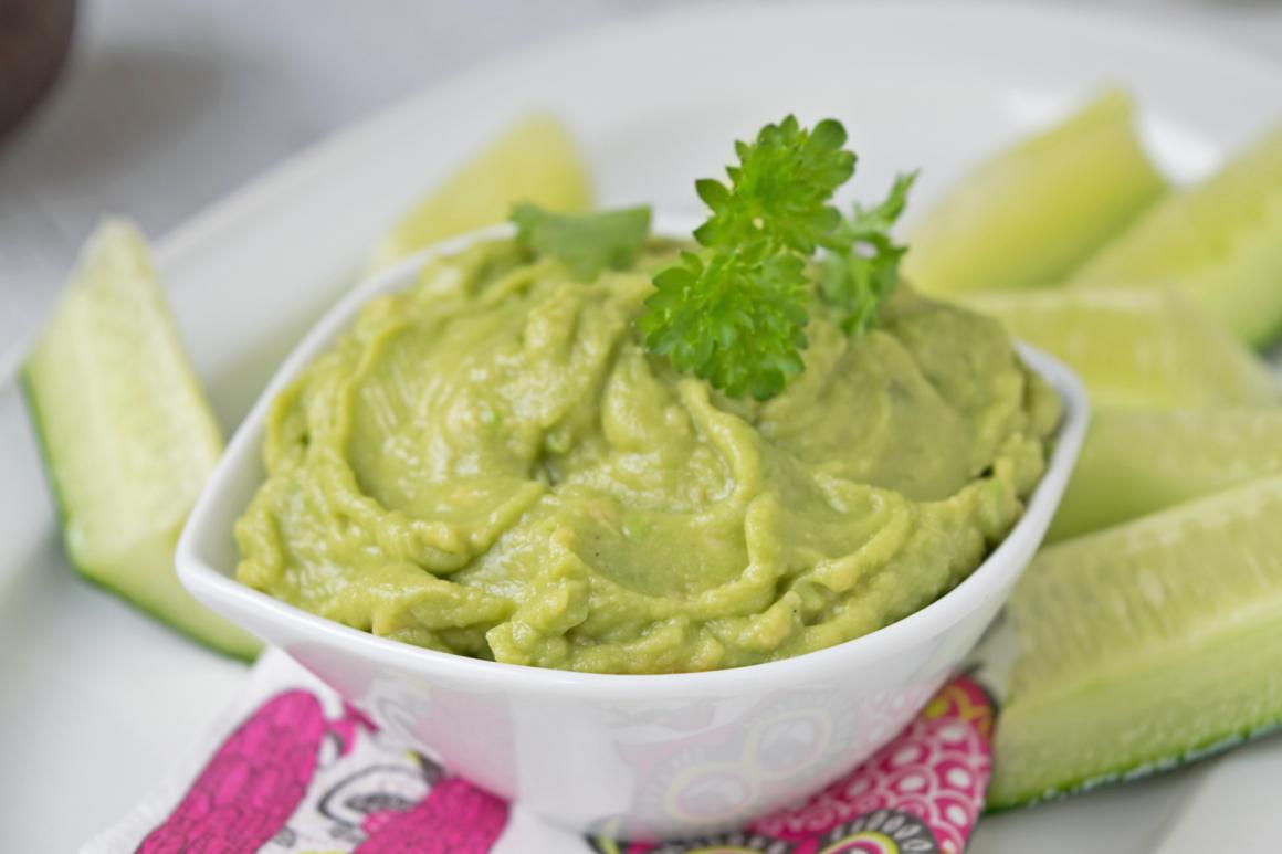 Avocadodip mit Dill und Gurken