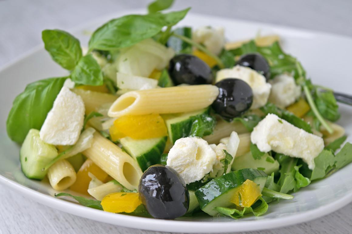 Griechischer Nudelsalat