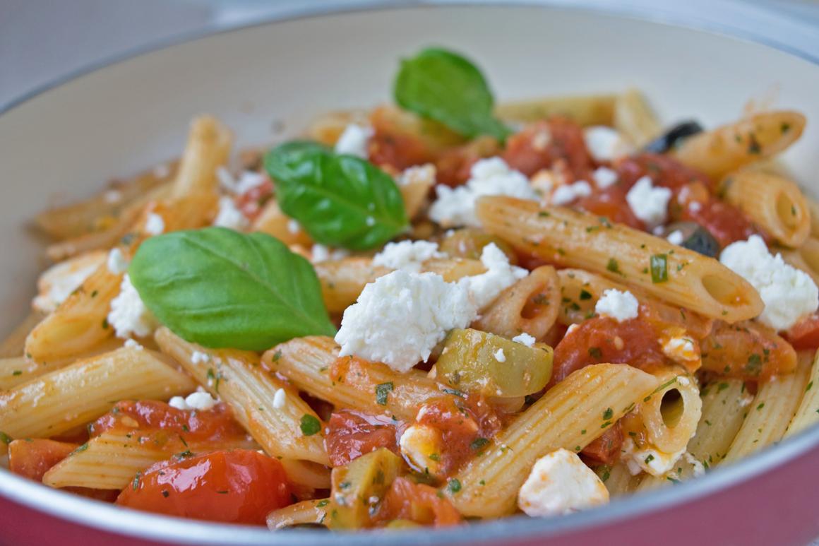 Nudelrezept mit Tomaten, Schafskäse und Oliven