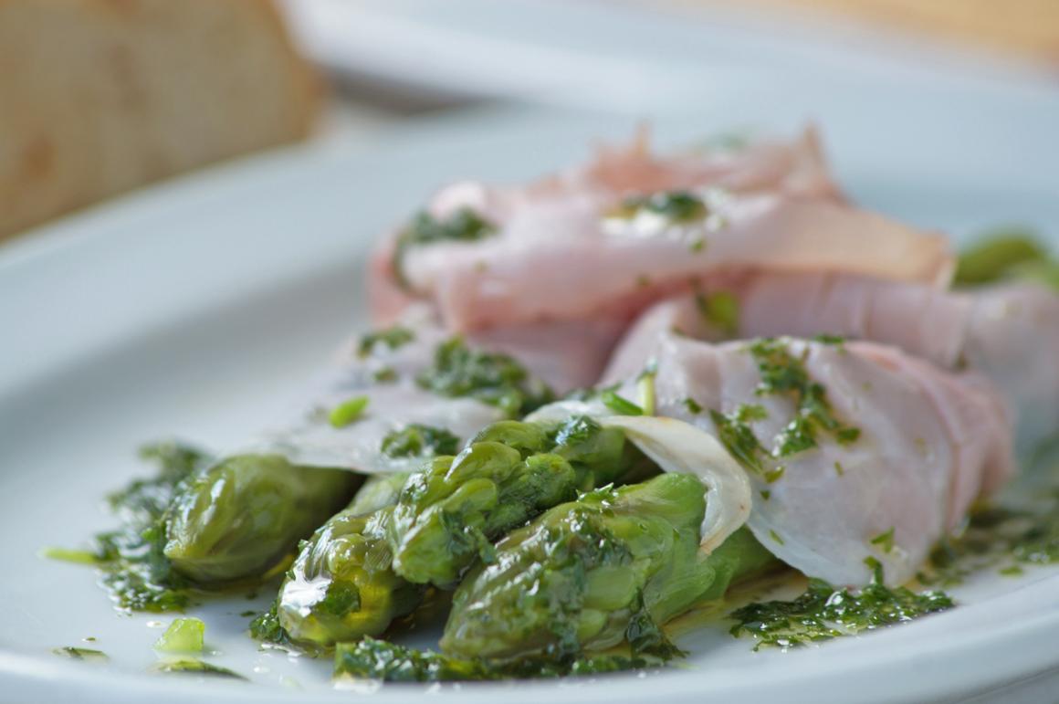 Spargel mit Schinken umwickelt