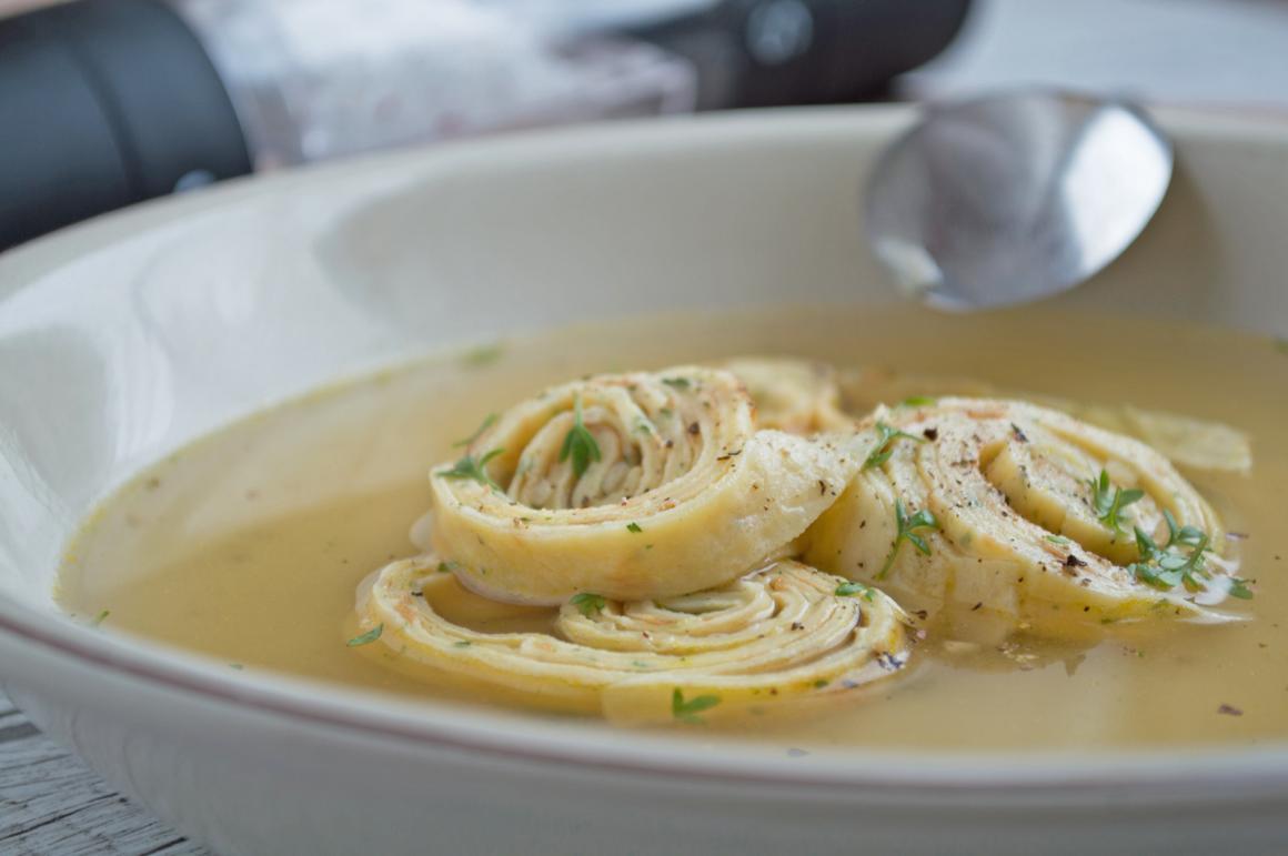 Bouillon mit Kräuterflädle