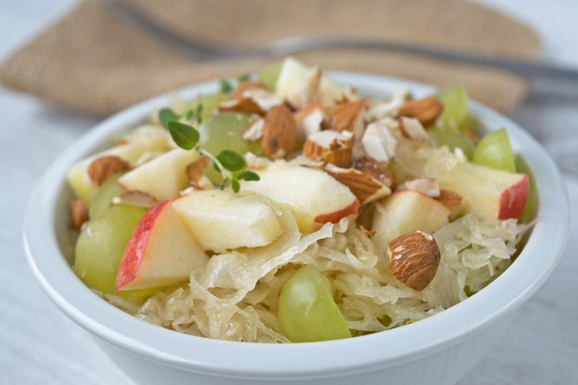 Sauerkrautsalat mit Apfel und Datteln