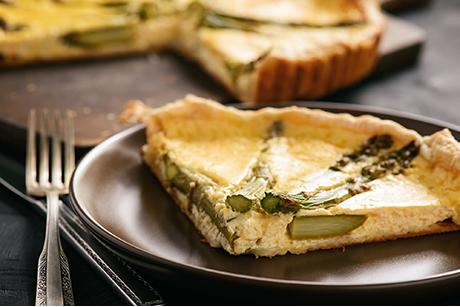 Spargeltarte mit Kartoffeln und Spinat