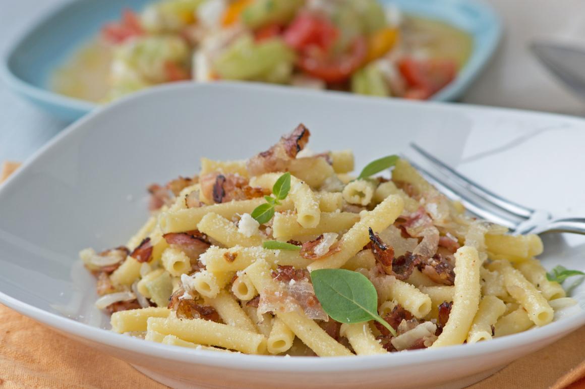 Pastarezept mit Speck, Zwiebeln und Parmesan