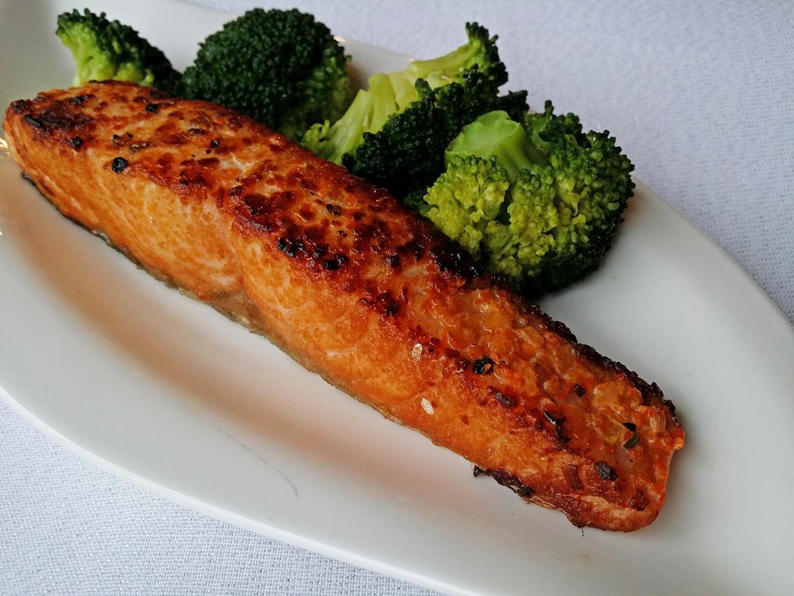 Lachsfilet mit Broccoli