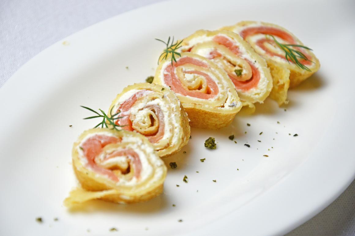 Crepe-Röllchen mit Lachs