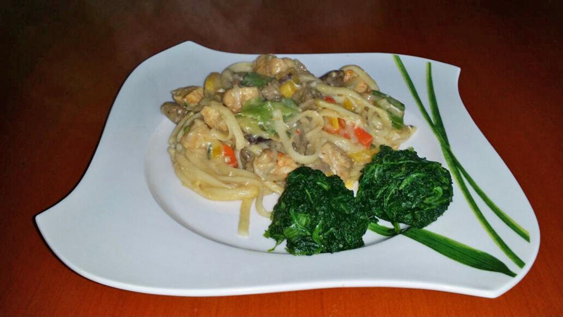 Chinesiche Nudelpfanne mit Poulet und Spinatnestern