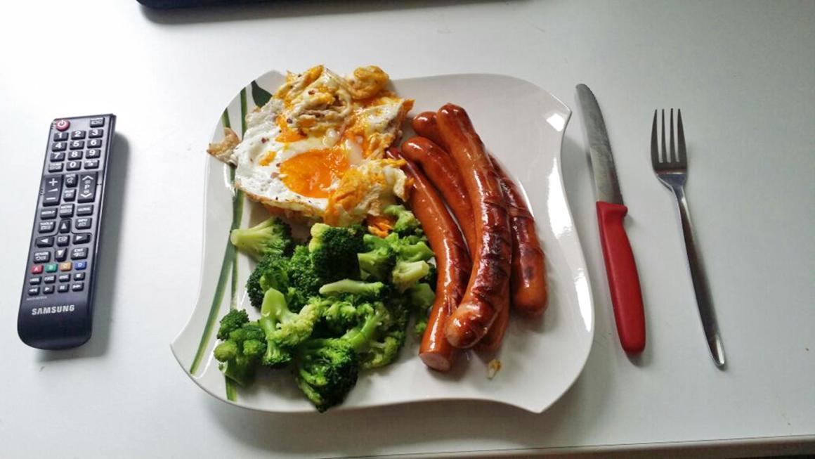 Grillwürste mit Spiegelei und Broccoli