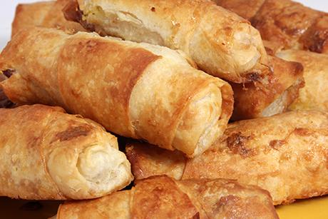 Gefüllte Blätterteigrollen