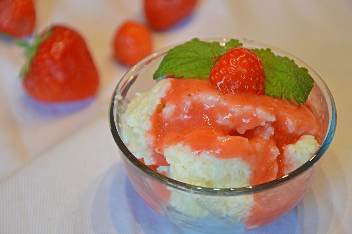 Milchreis mit Erdbeersauce