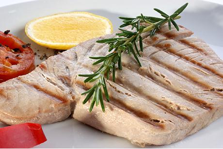 Thunfischsteaks mit Knoblauchgemüse