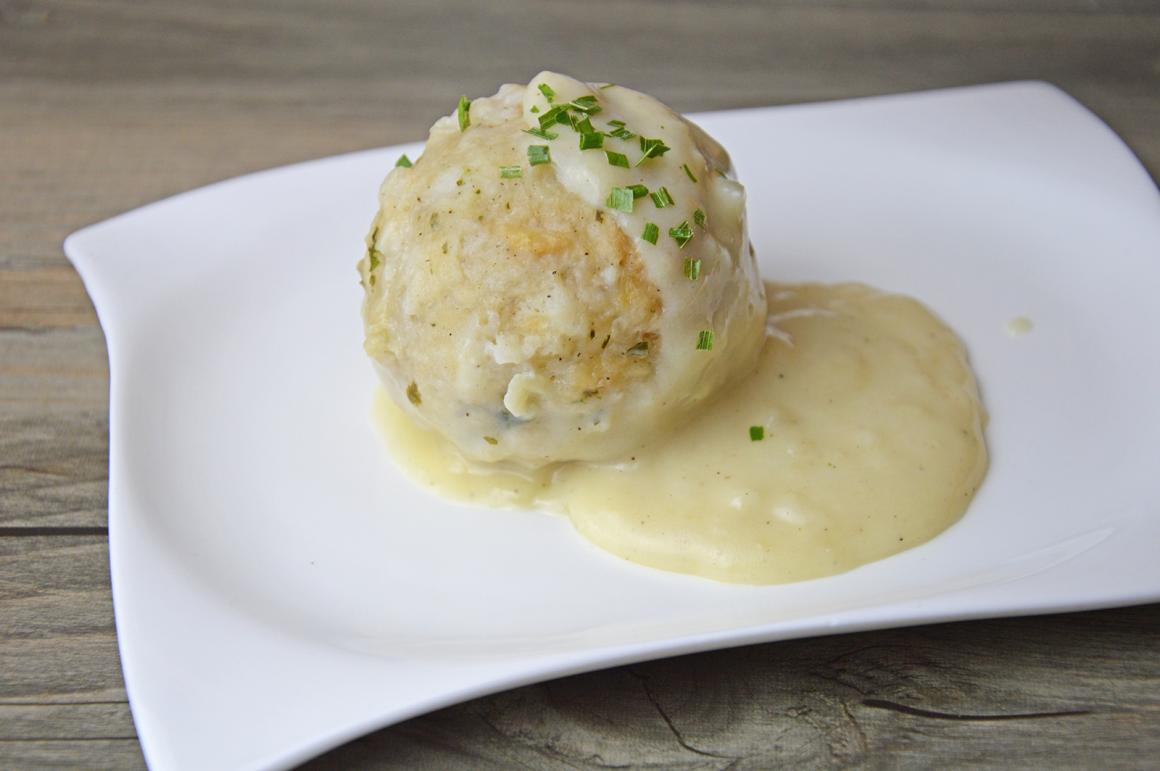 Semmelklösse mit feiner Sauce - Rezept