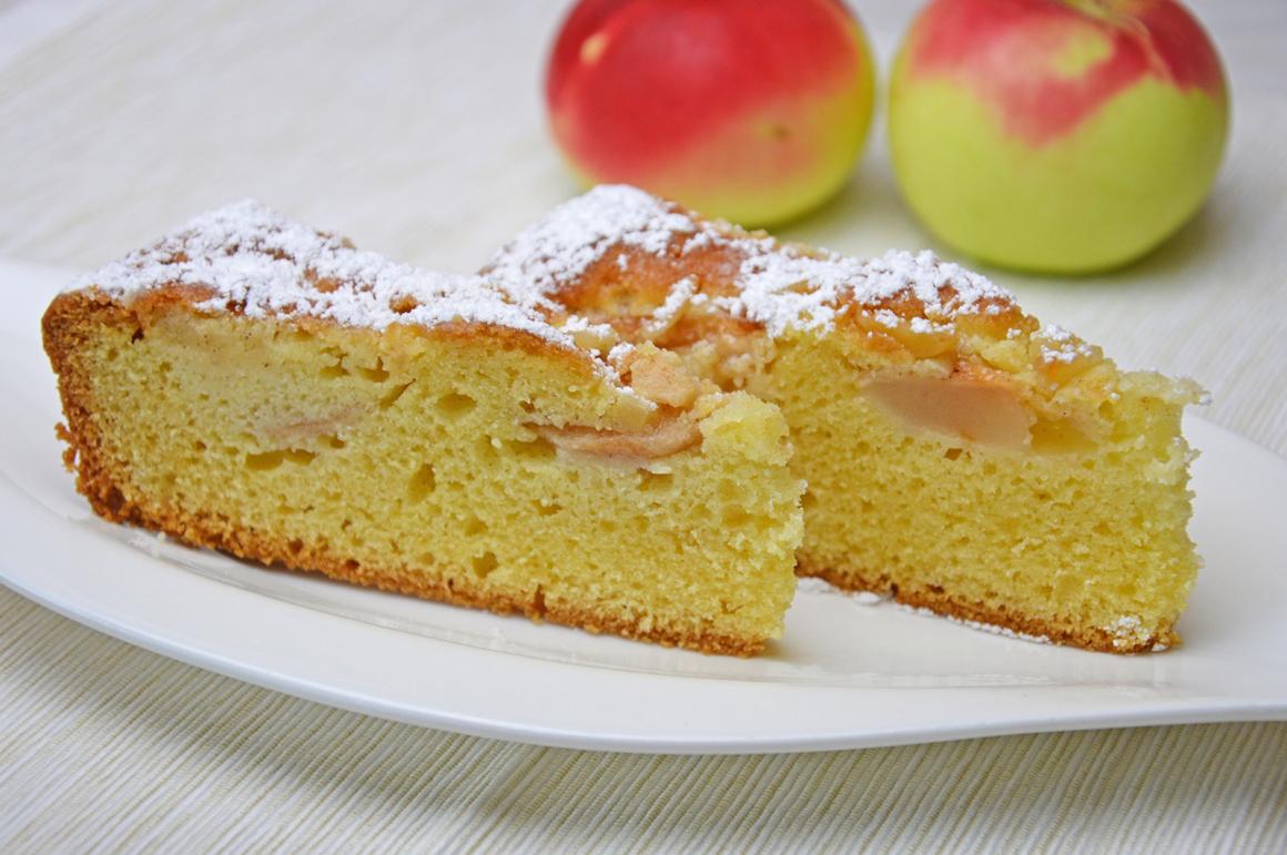 Russischer Kuchen mit Äpfeln