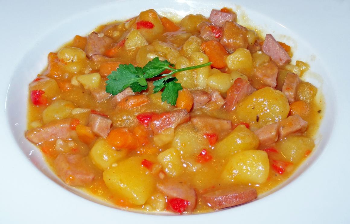 Kartoffelgulasch mit Paprika und Rauchwurst - Rezept