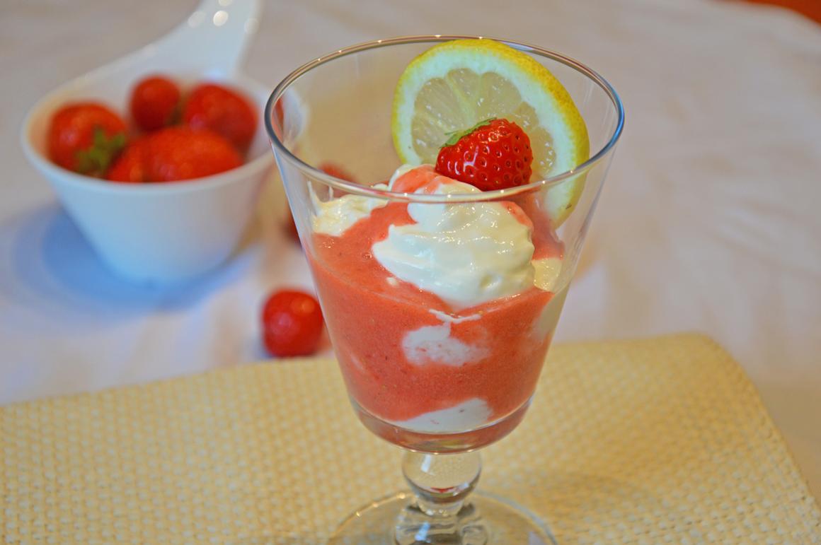 Joghurt-Parfait mit Erdbeeren