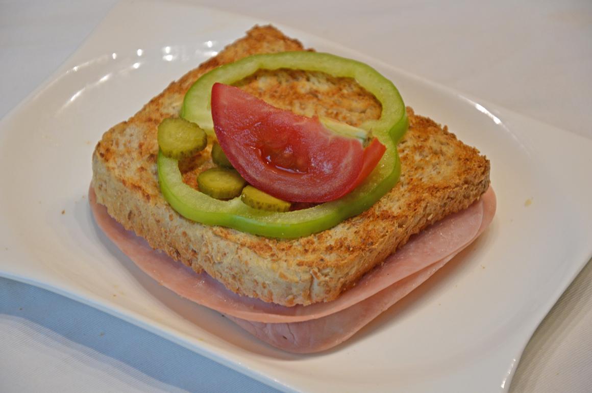 Schinken-Toast mit Gemüse
