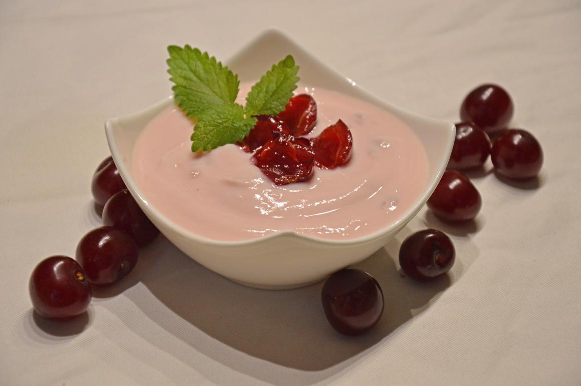 Joghurt mit süssen Kirschen