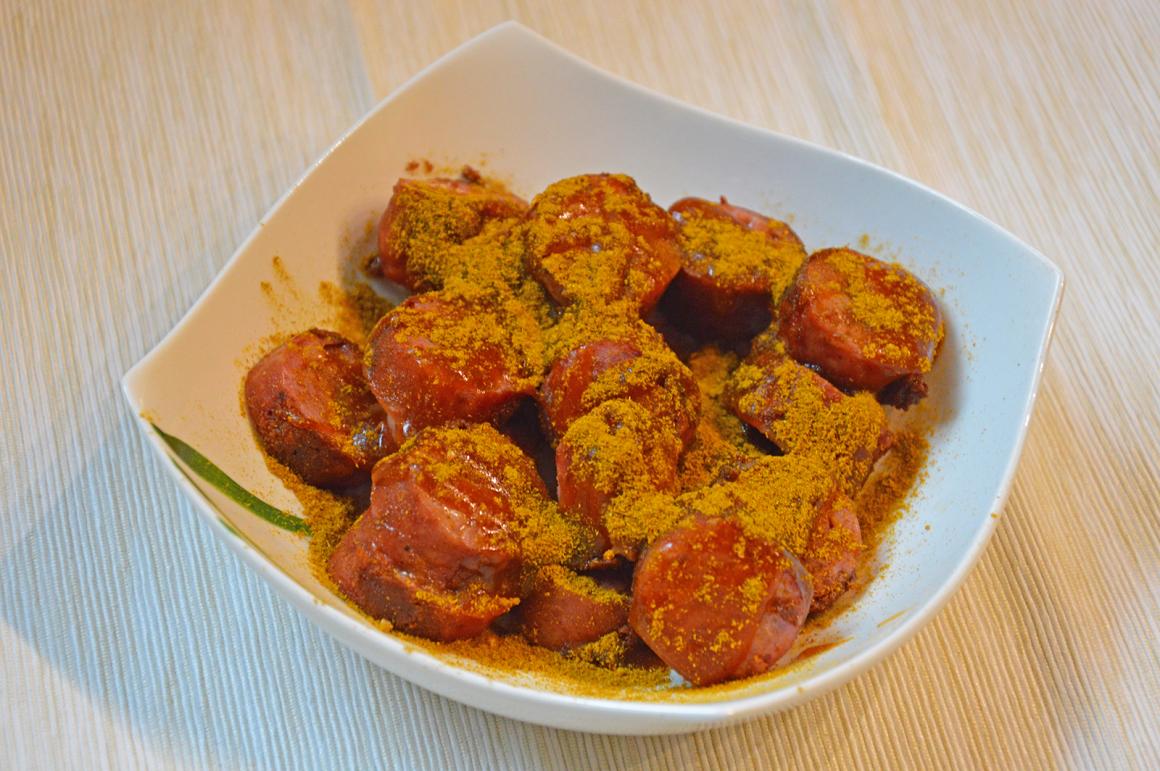 Currywurstteller mit Chilisauce