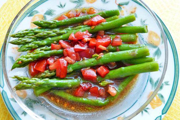Spargelsalat mit Tomatenvinaigrette