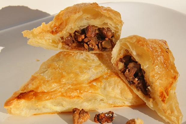Zigerkrapfen mit Nüssen und Äpfeln