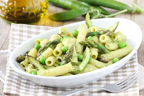 Penne mit grünem Spargel und Erbsen