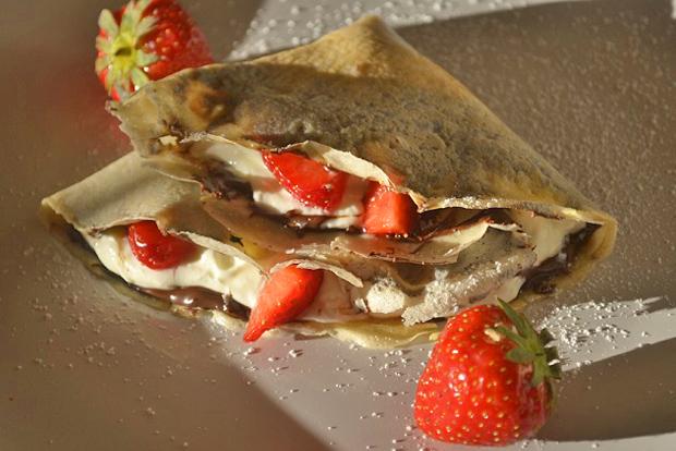 Nougat - Quarkcreme Crêpes mit Erdbeeren - Rezept