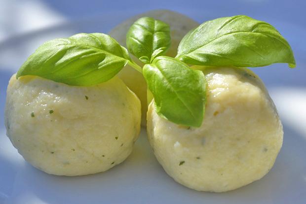 Kräuterklösse aus Quarkteig