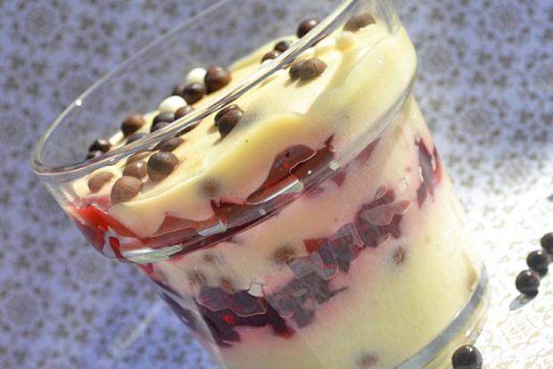 Beschwipstes Schichtdessert mit Quark und Waldbeeren - Rezept