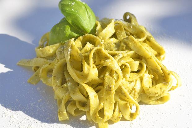 Bandnudeln mit Basilikumpesto