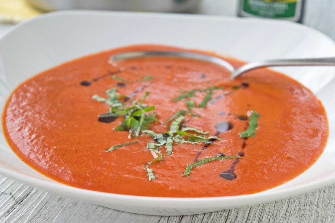 Liebesapfelsuppe mit frischem Basilikum