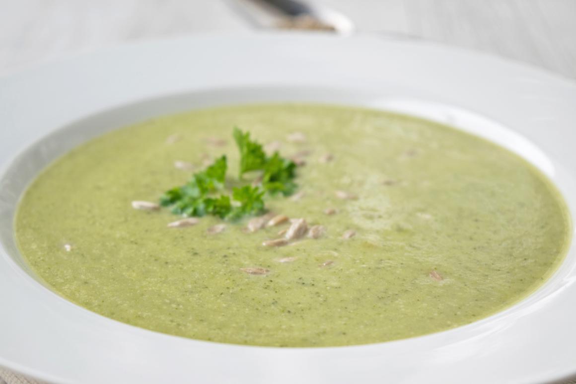 Broccolisuppe mit Pinienkernen
