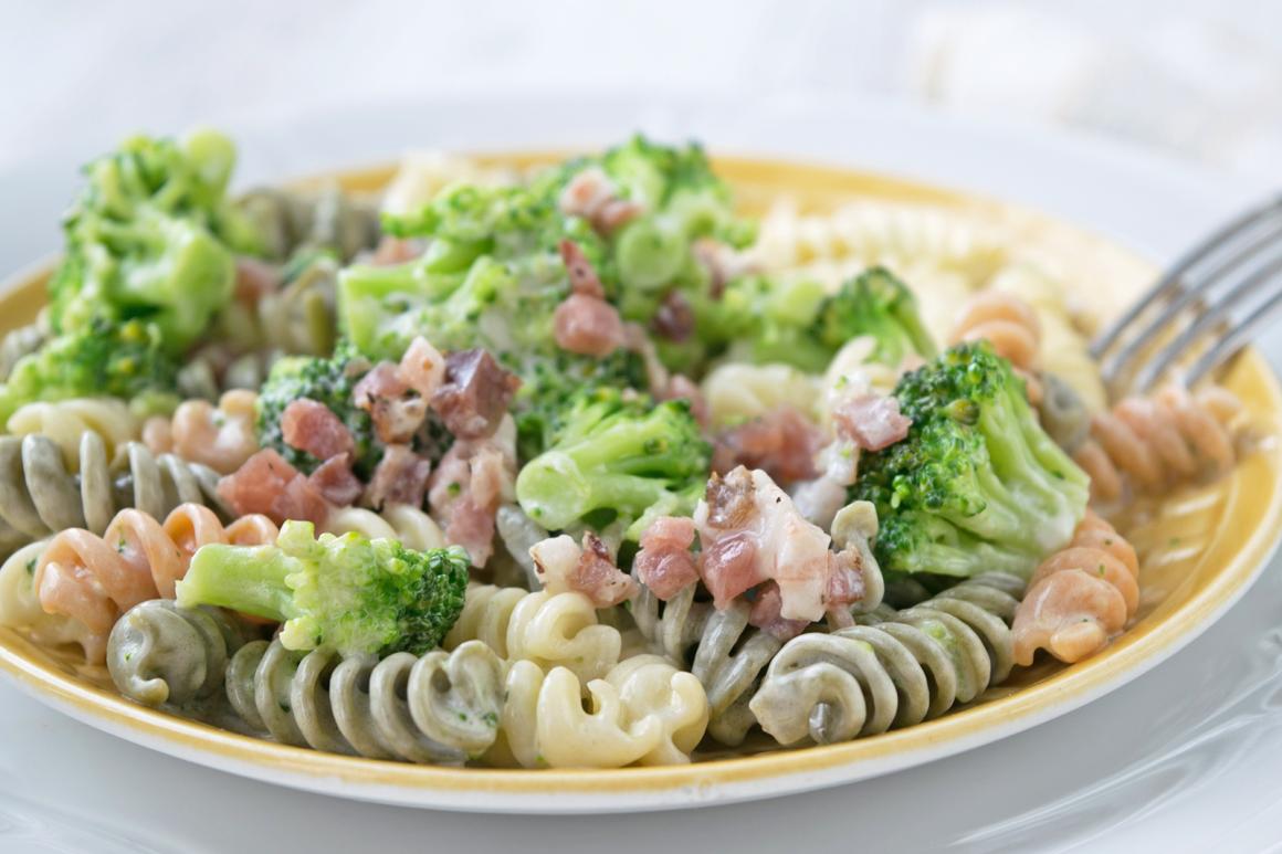 Pastasalat mit Broccoli und Speck
