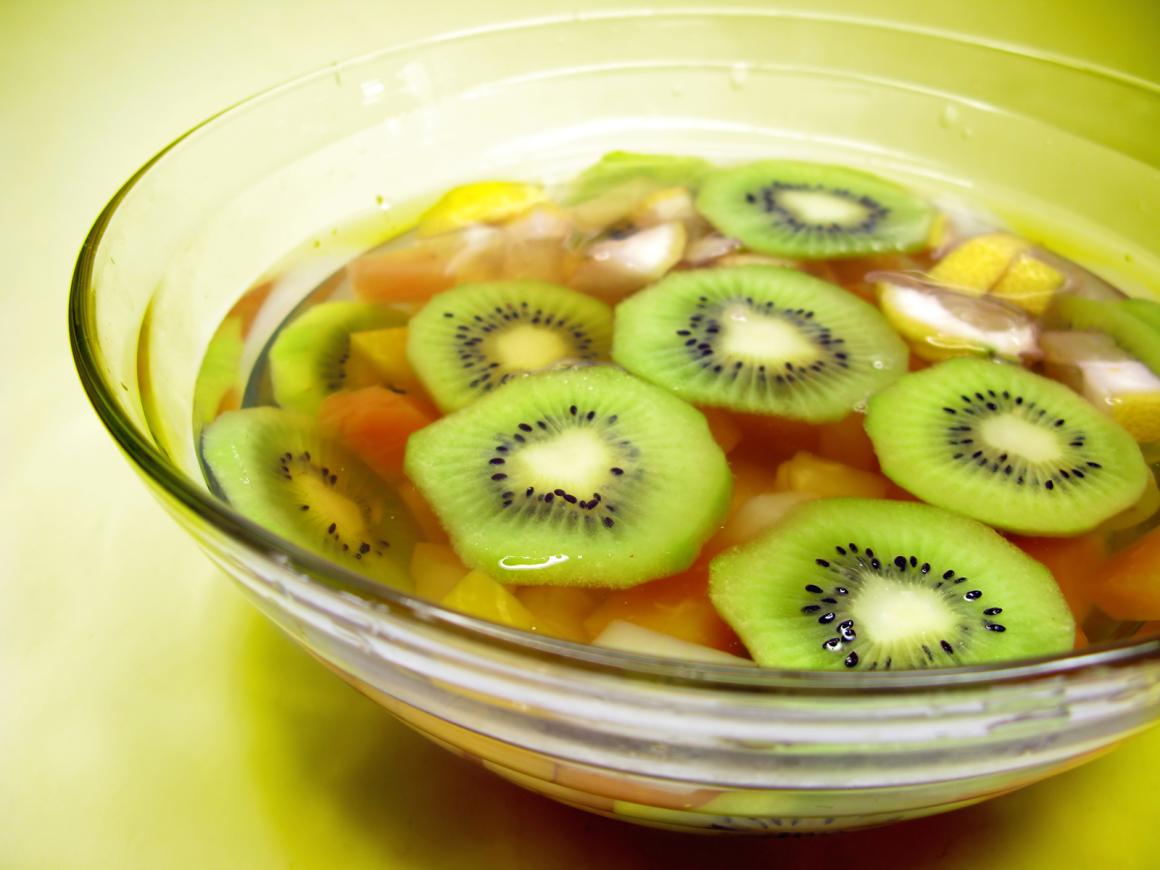 Kiwi-Ananas-Bowle - Rezept