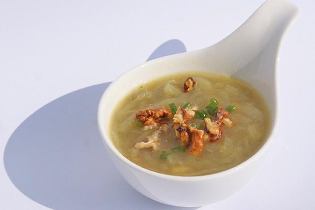 Apfel-Zwiebel-Suppe mit Baumnüssen
