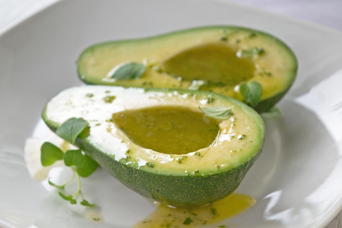 Avocado mit Senf-Dill-Füllung