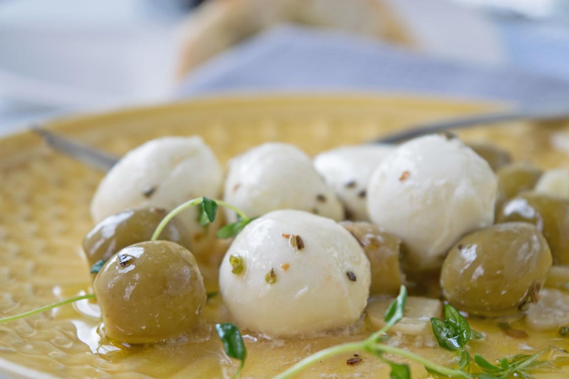 Marinierte Mozzarella-Perlen