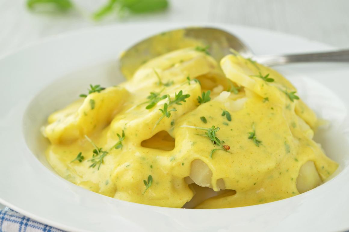 Kartoffelscheibli mit frischen Kräutern in Reiscremesauce