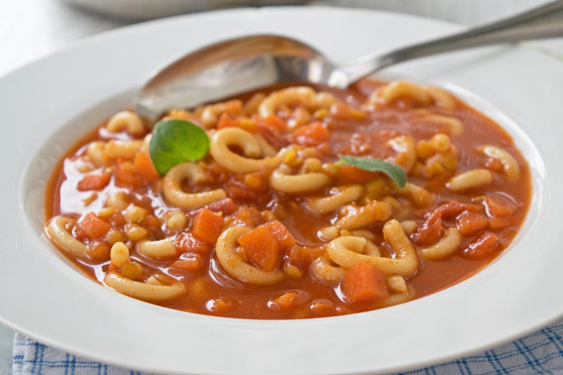 Linsen-Nudelsuppe mit Balsamico